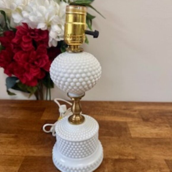 Vintage Hobnail Milk Glass Table Lamp White and Brass Accent Tested and Working - Picture 2 of 7